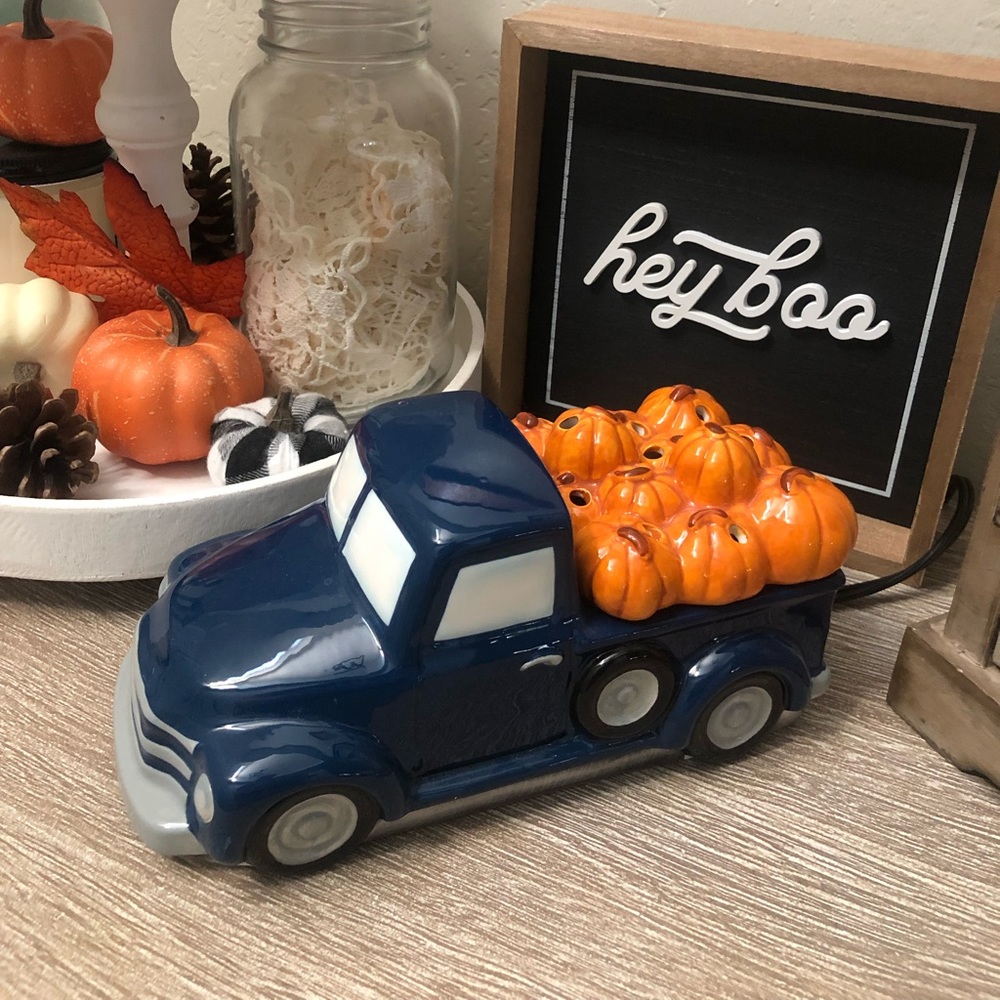 Scentsy Truck - Pumpkin Delivery - Warmer practically new! Original box included